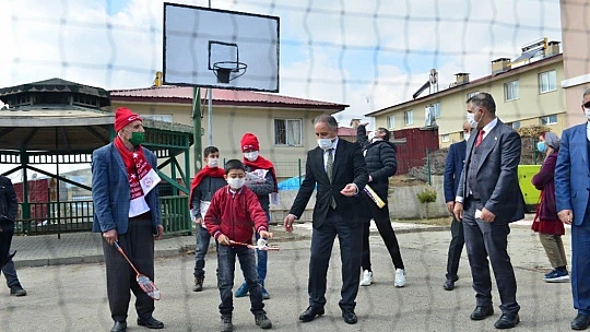 Köy okulu öğrencileri, milli sporcu eşliğinde badminton ile tanıştı