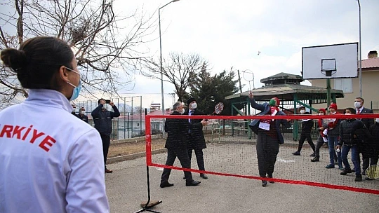 Köy okulu öğrencileri, milli sporcu eşliğinde badminton ile tanıştı