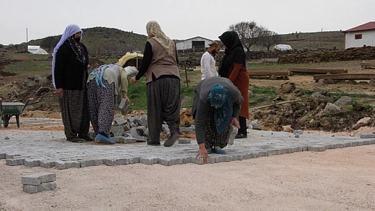 Köyün gelini, her soruna el attı, virüsü de köye sokmadı