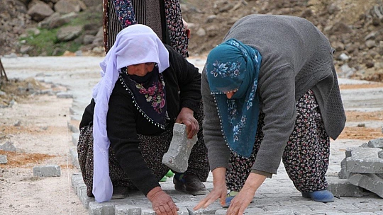 Köyün gelini, her soruna el attı, virüsü de köye sokmadı