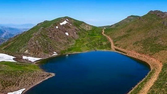 Kalp Şeklindeki Göl Büyük İlgi Görüyor