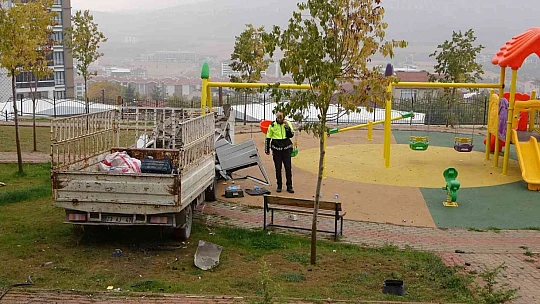 Kupası açılarak oyun parkına dalan kamyonetin sürücüsü hayatını kaybetti
