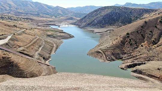 Kuraklık vurdu, baraj çöle döndü