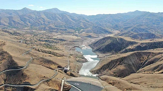 Kuraklık vurdu, baraj çöle döndü