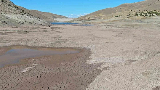 Kuraklık vurdu, baraj çöle döndü