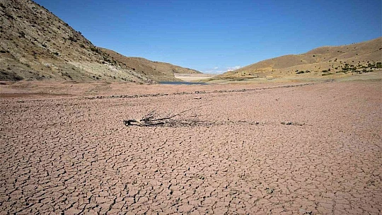 Kuraklık vurdu, baraj çöle döndü