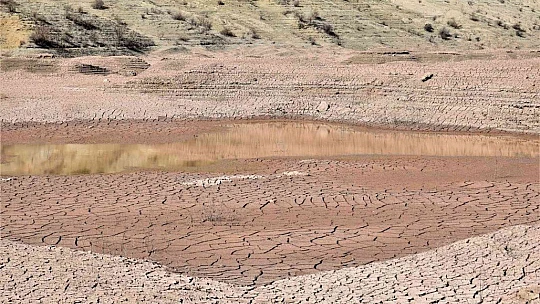 Kuraklık vurdu, baraj çöle döndü