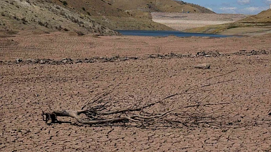 Kuraklık vurdu, baraj çöle döndü