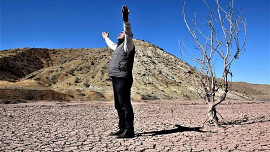 Kuraklık vurdu, baraj çöle döndü