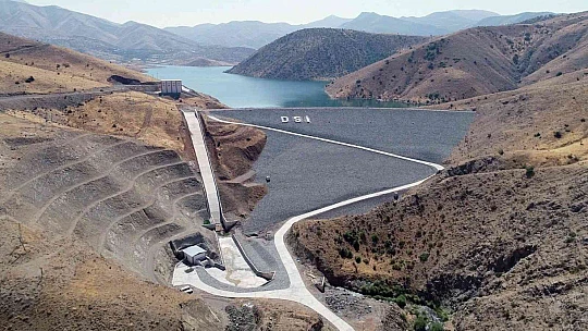 Kuraklık vurdu, baraj çöle döndü