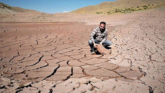 Kuraklık vurdu, baraj çöle döndü