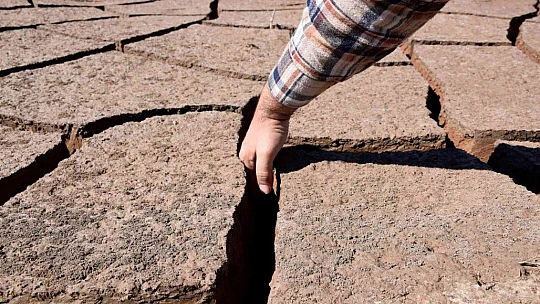 Kuraklık vurdu, baraj çöle döndü