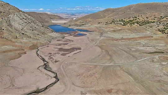 Kuraklık vurdu, baraj çöle döndü