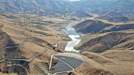 Kuraklık vurdu, baraj çöle döndü