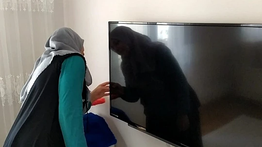 Kurtçuk televizyon ekranının içine yuva yaptı, aile neye uğradığını şaşırdı