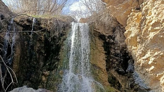 Kuruyan Karaçavuş şelalesi karların erimesiyle coştu