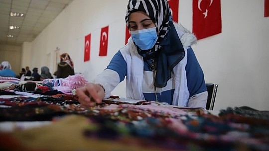 Mahalledeki sosyal tesis, 13 yıldır kadınlara iş kapısı oluyor