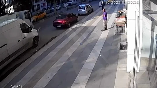 Marketin önünden bir kasa ekmeğin çalındığı anlar güvenlik kamerasına yansıdı