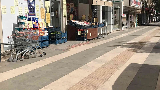Marketin önünden bir kasa ekmeğin çalındığı anlar güvenlik kamerasına yansıdı