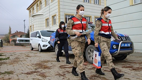 Mehmetçik'ten işaret diliyle anlamlı mesaj, vefalı sürpriz