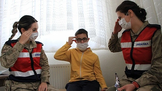 Mehmetçik'ten işaret diliyle anlamlı mesaj, vefalı sürpriz