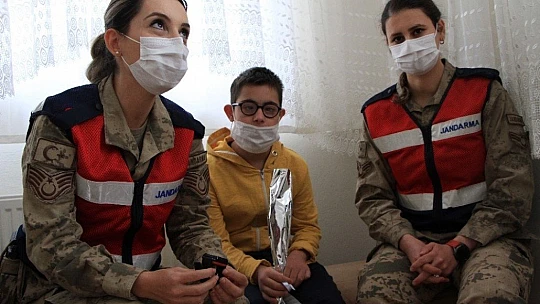 Mehmetçik'ten işaret diliyle anlamlı mesaj, vefalı sürpriz