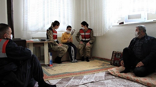 Mehmetçik'ten işaret diliyle anlamlı mesaj, vefalı sürpriz