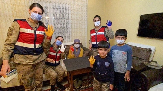 Mehmetçik'ten işaret diliyle anlamlı mesaj, vefalı sürpriz