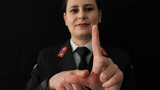 Mehmetçik'ten işaret diliyle anlamlı mesaj, vefalı sürpriz