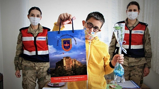 Mehmetçik'ten işaret diliyle anlamlı mesaj, vefalı sürpriz