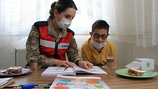 Mehmetçik'ten işaret diliyle anlamlı mesaj, vefalı sürpriz