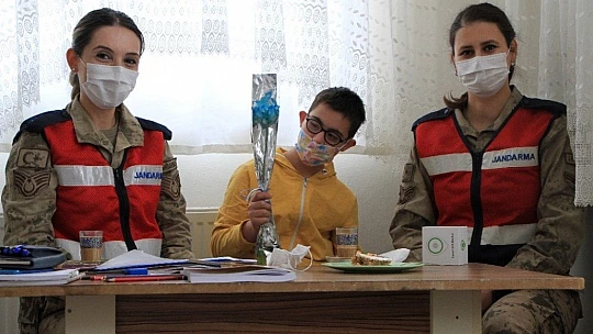 Mehmetçik'ten işaret diliyle anlamlı mesaj, vefalı sürpriz