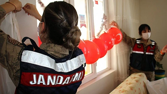 Mehmetçik'ten köy çocuklarına bayram sürprizi, gören koştu