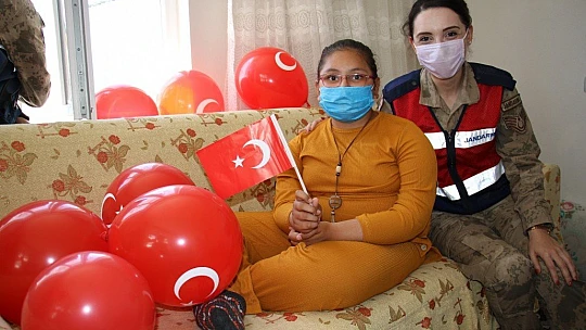 Mehmetçik'ten köy çocuklarına bayram sürprizi, gören koştu