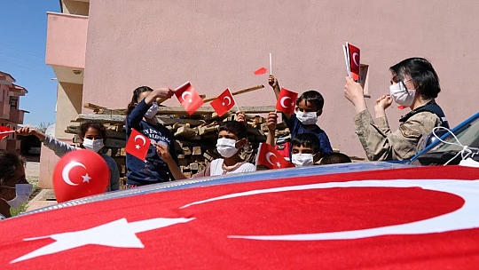 Mehmetçik'ten köy çocuklarına bayram sürprizi, gören koştu