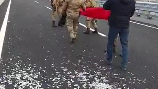 Mehmetçikten bayrak hassasiyeti
