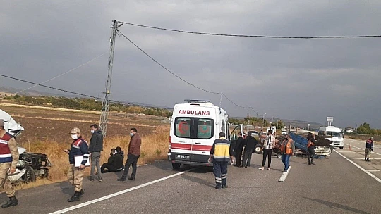 Minibüs ile çarpışan traktör ikiye bölündü