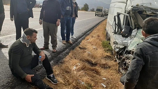 Minibüs ile çarpışan traktör ikiye bölündü