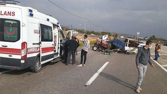 Minibüs ile çarpışan traktör ikiye bölündü