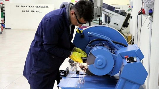 Zeycan Yıldırım Mesleki Teknik ve Anadolu Lisesi öğrencileri iş garantisi ile eğitim görüyor