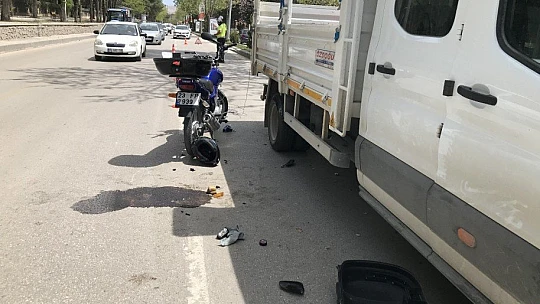 Motosiklet, kamyonete çarptı: 2 yaralı