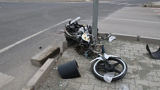 Motosiklet önce kaldırıma sonra direğe çarptı: 2 yaralı