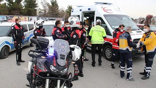 Motosiklet önce kaldırıma sonra direğe çarptı: 2 yaralı