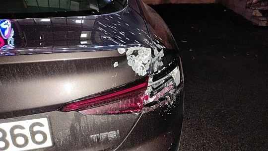 Motosikletli 2 şahıs, medya genel müdürünün aracını kurşunladı