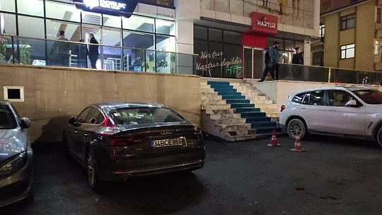 Motosikletli 2 şahıs, medya genel müdürünün aracını kurşunladı