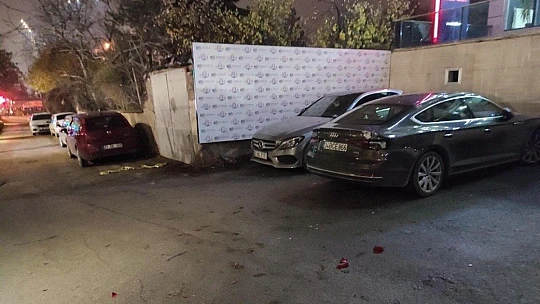 Motosikletli 2 şahıs, medya genel müdürünün aracını kurşunladı