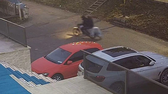 Motosikletli 2 şahıs, medya genel müdürünün aracını kurşunladı