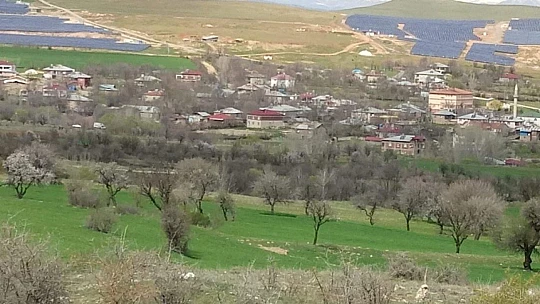 Muhtar, karantinaya aldığı köyünü köşe bucak dezenfekte ettirdi