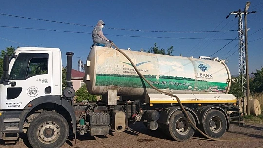 Muhtar, karantinaya aldığı köyünü köşe bucak dezenfekte ettirdi