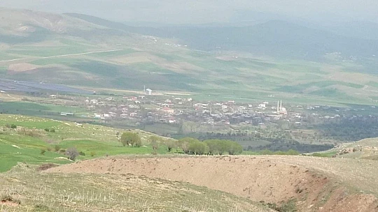 Muhtar, karantinaya aldığı köyünü köşe bucak dezenfekte ettirdi